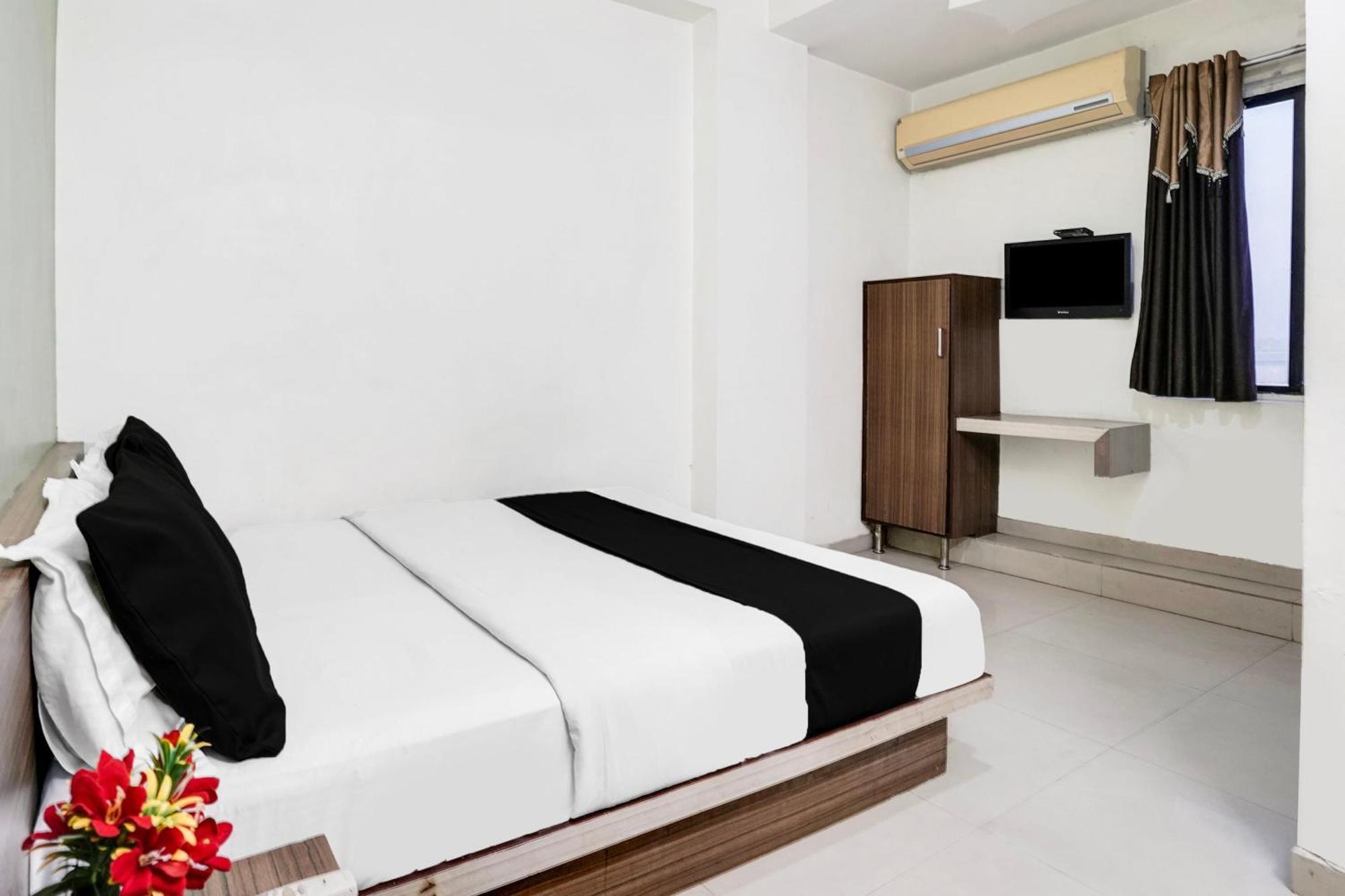 Hotel O Vanya Palace Ahmedabad Eksteriør billede