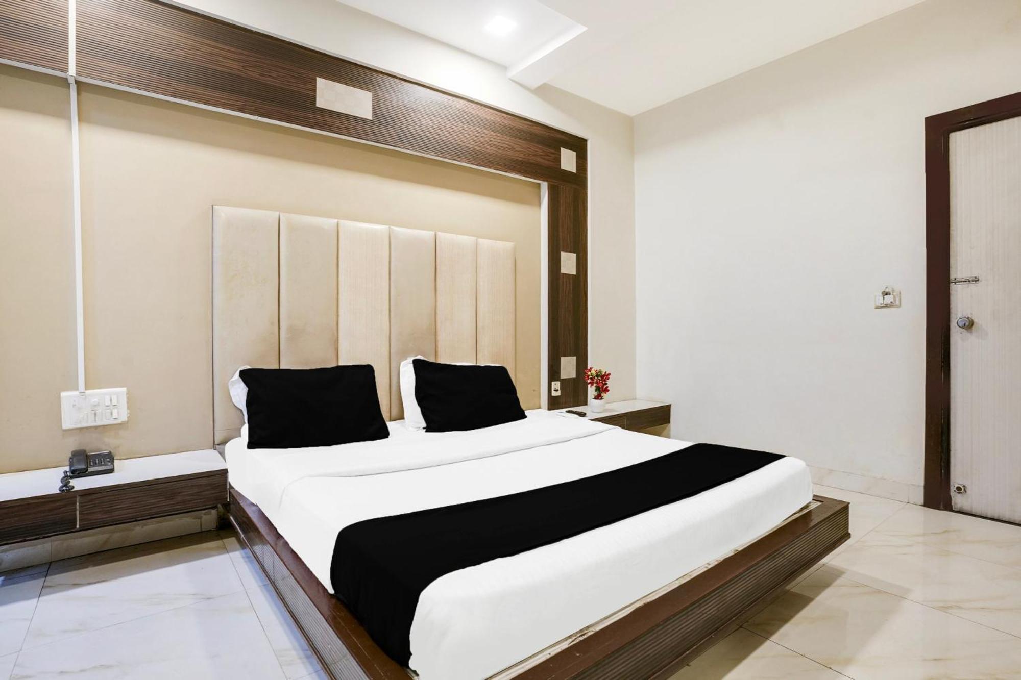 Hotel O Vanya Palace Ahmedabad Eksteriør billede