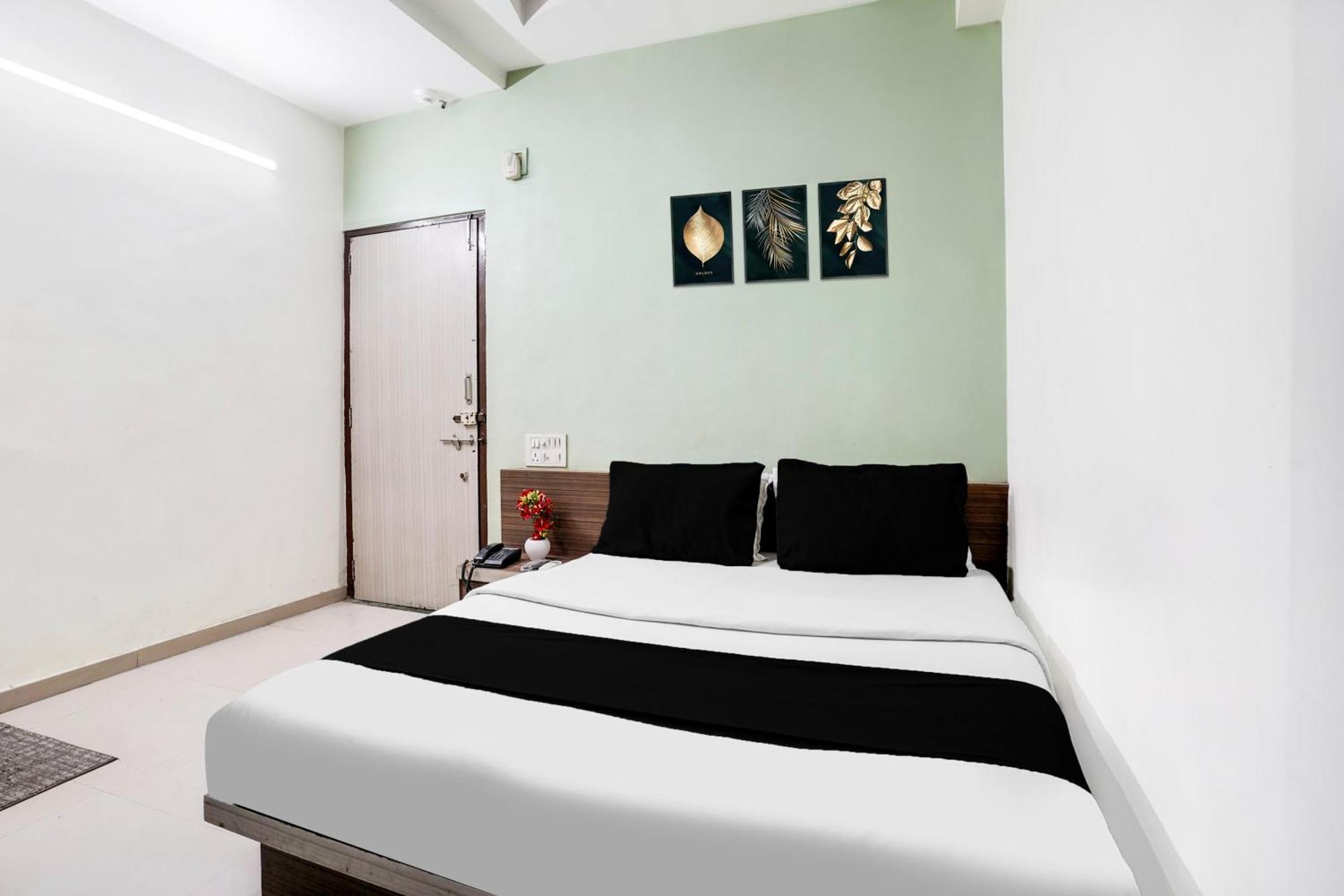 Hotel O Vanya Palace Ahmedabad Eksteriør billede