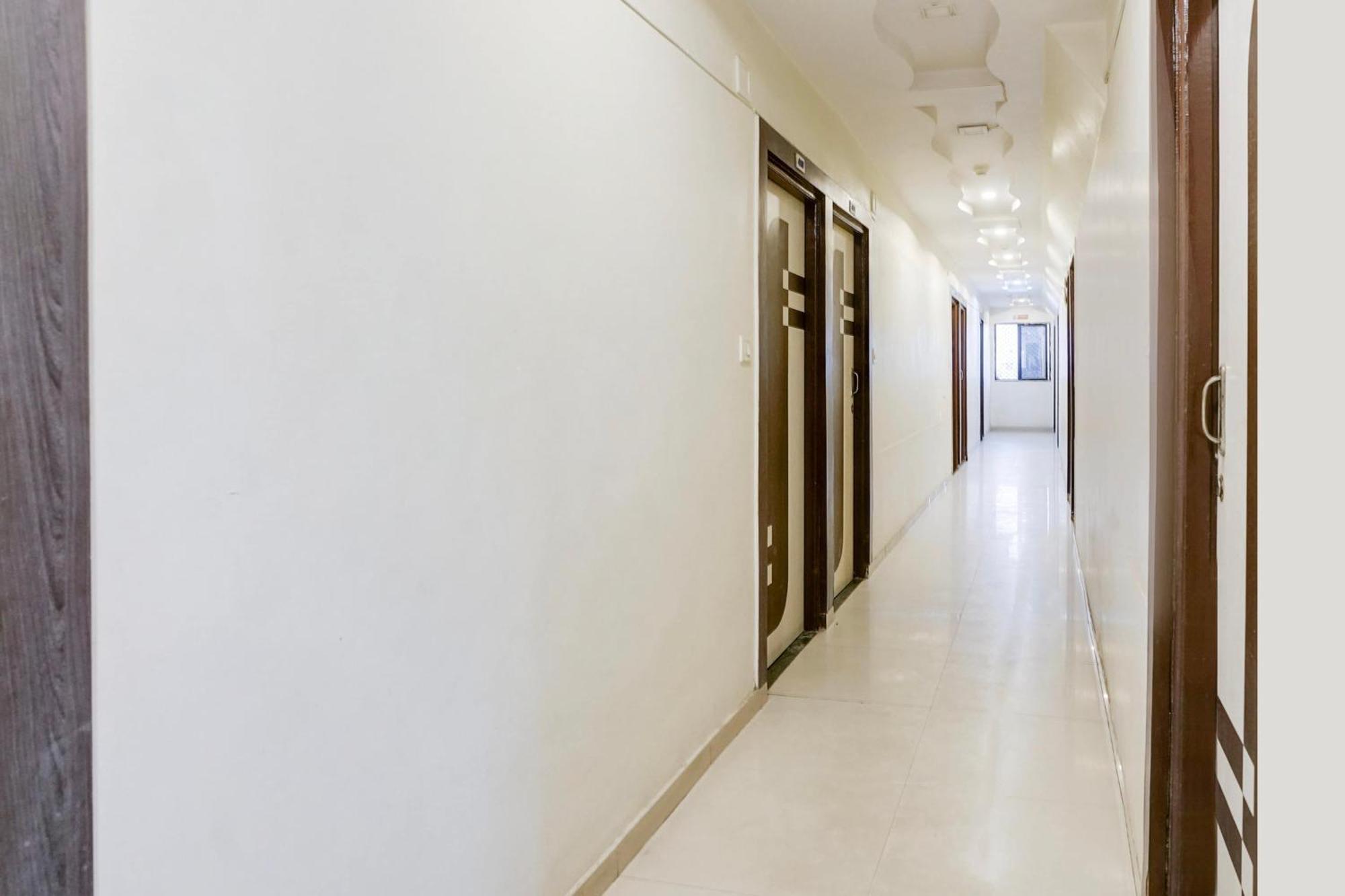 Hotel O Vanya Palace Ahmedabad Eksteriør billede